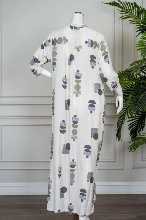 قميص نسائي طويل لون اوف وايت مزين بأشكال ملونة ياقة دائرية بأزرار من الأمام و بأكمام ميدي