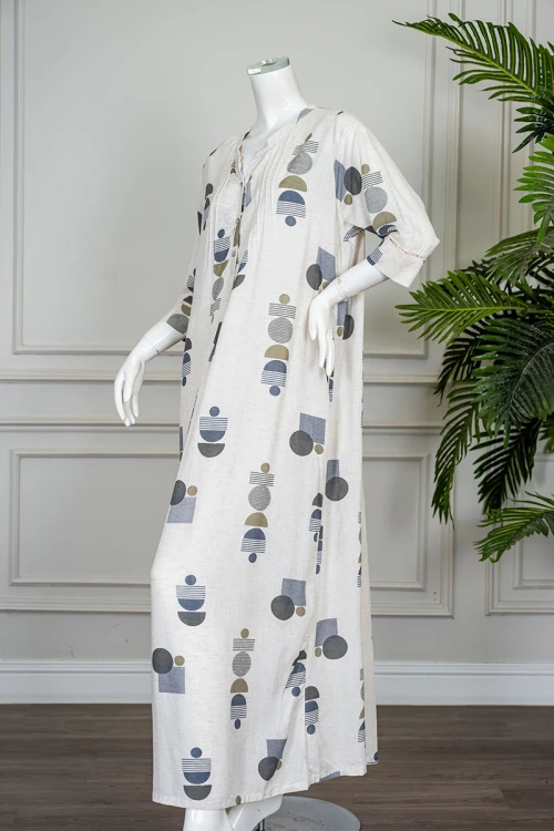 قميص نسائي طويل لون اوف وايت مزين بأشكال ملونة ياقة دائرية بأزرار من الأمام و بأكمام ميدي