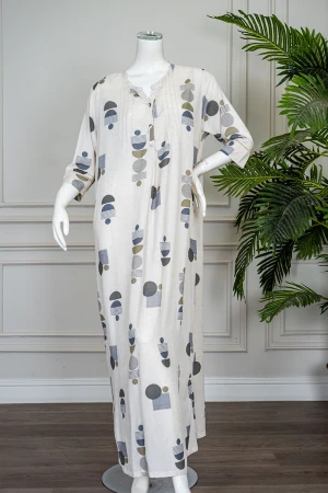 قميص نسائي طويل لون اوف وايت مزين بأشكال ملونة ياقة دائرية بأزرار من الأمام و بأكمام ميدي