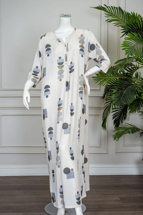 قميص نسائي طويل لون اوف وايت مزين بأشكال ملونة ياقة دائرية بأزرار من الأمام و بأكمام ميدي