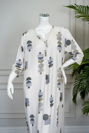 قميص نسائي طويل لون اوف وايت مزين بأشكال ملونة ياقة دائرية بأزرار من الأمام و بأكمام ميدي