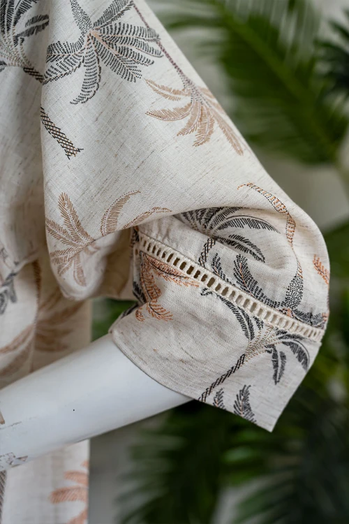 قميص نسائي طويل لون بيج مشجر ياقة دائرية بأزرار من الأمام و بأكمام ميدي