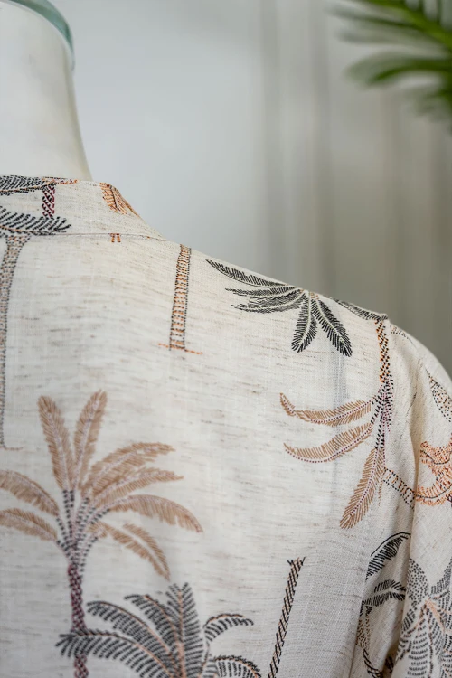 قميص نسائي طويل لون بيج مشجر ياقة دائرية بأزرار من الأمام و بأكمام ميدي