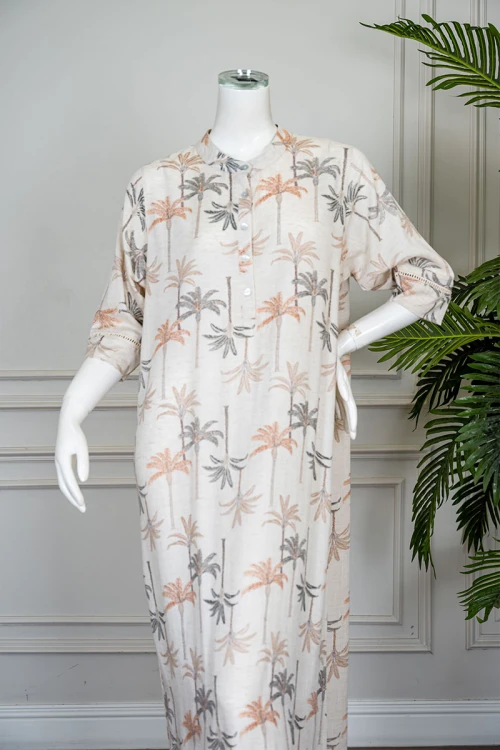 قميص نسائي طويل لون بيج مشجر ياقة دائرية بأزرار من الأمام و بأكمام ميدي