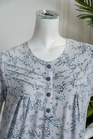 قميص نسائي طويل لون رمادي مشجر ياقة دائرية بأزرار من الأمام و بأكمام قصيرة