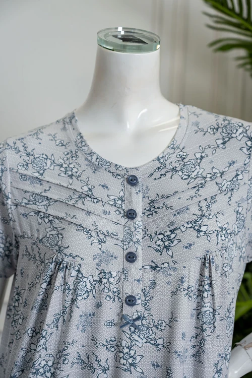 قميص نسائي طويل لون رمادي مشجر ياقة دائرية بأزرار من الأمام و بأكمام قصيرة