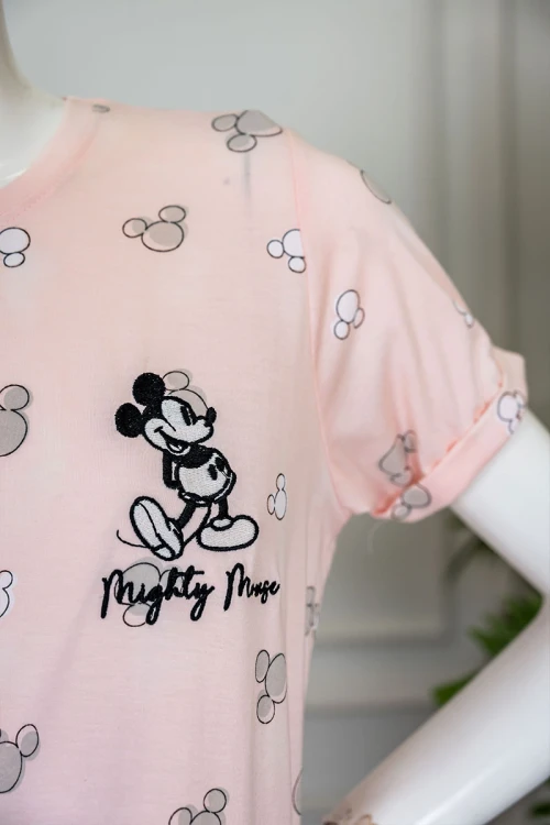 قميص نسائي طويل لون خربزي مزين بكتابات و رسومات ياقة دائرية و بأكمام قصيرة