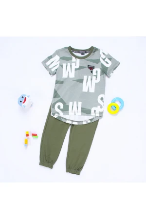 بنطلون ساده مع تيشيرت بياقة مستديره