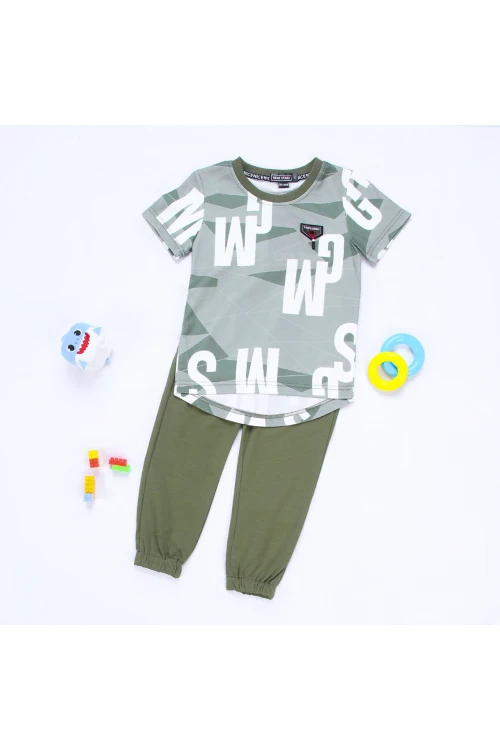 بنطلون ساده مع تيشيرت بياقة مستديره