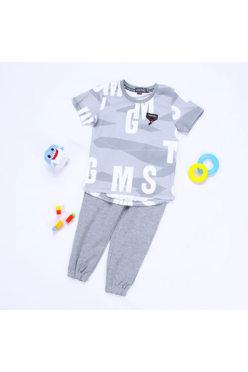 بنطلون ساده مع تيشيرت بياقة مستديره