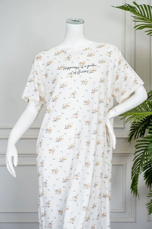 قميص نسائي ميدي لون اوف وايت مشجر ياقة دائرية مزين بكتابات من الأمام و بأكمام قصيرة