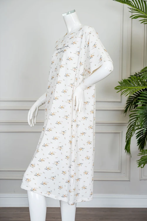 قميص نسائي ميدي لون اوف وايت مشجر ياقة دائرية مزين بكتابات من الأمام و بأكمام قصيرة