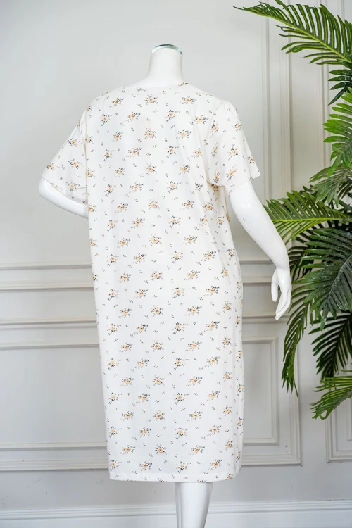 قميص نسائي ميدي لون اوف وايت مشجر ياقة دائرية مزين بكتابات من الأمام و بأكمام قصيرة