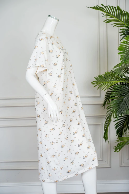 قميص نسائي ميدي لون اوف وايت مشجر ياقة دائرية مزين بكتابات من الأمام و بأكمام قصيرة