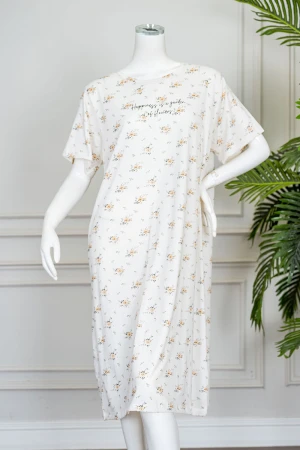 قميص نسائي ميدي لون اوف وايت مشجر ياقة دائرية مزين بكتابات من الأمام و بأكمام قصيرة