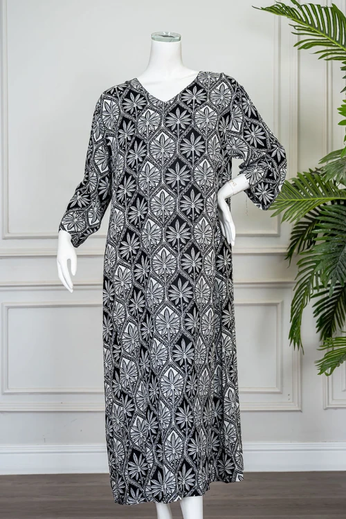 قميص نسائي طويل لون أسود و فضي مشجر ياقة بقصة سبعة و بأكمام طويلة