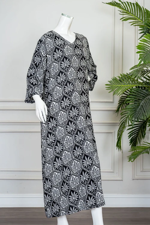 قميص نسائي طويل لون أسود و فضي مشجر ياقة بقصة سبعة و بأكمام طويلة