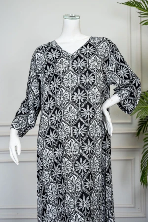 قميص نسائي طويل لون أسود و فضي مشجر ياقة بقصة سبعة و بأكمام طويلة 