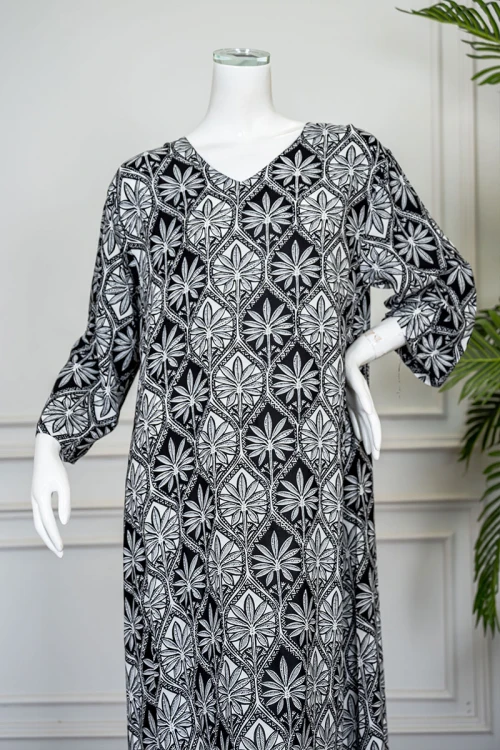 قميص نسائي طويل لون أسود و فضي مشجر ياقة بقصة سبعة و بأكمام طويلة