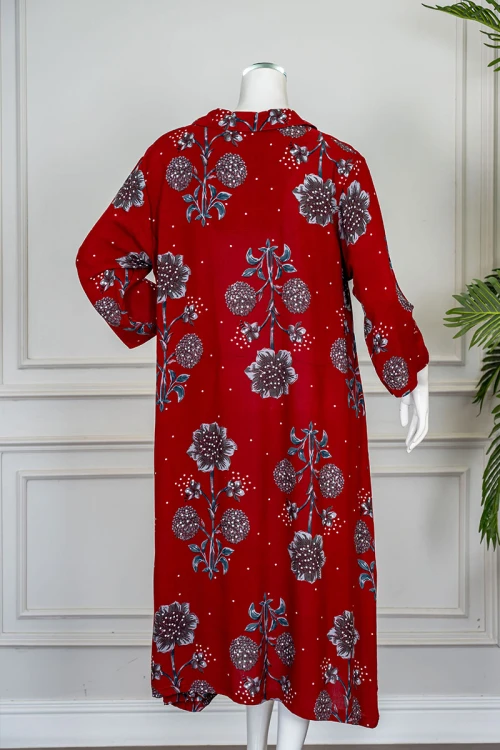 قميص نسائي ميدي لون أحمر مشجر ياقة مطوية بأزرار من الأمام و بأكمام طويلة