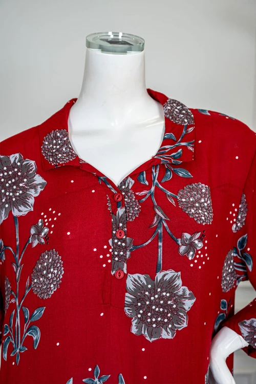 قميص نسائي ميدي لون أحمر مشجر ياقة مطوية بأزرار من الأمام و بأكمام طويلة