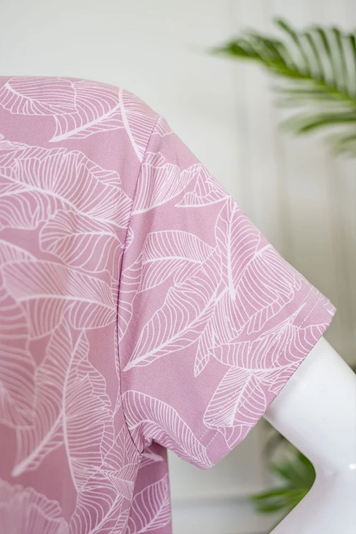 قميص نسائي طويل لون وردي مشجر باللون الأبيض بياقة دائرية و أكمام قصيرة