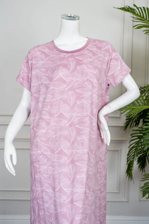 قميص نسائي طويل لون وردي مشجر باللون الأبيض بياقة دائرية و أكمام قصيرة