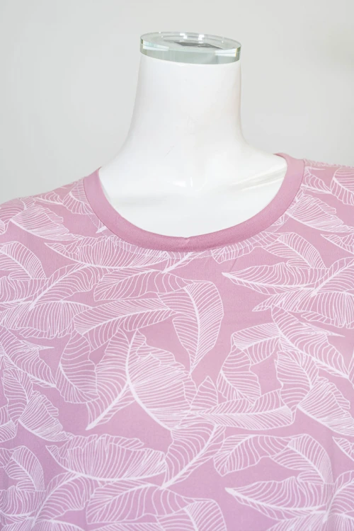 قميص نسائي طويل لون وردي مشجر باللون الأبيض بياقة دائرية و أكمام قصيرة