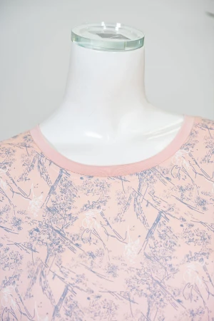 قميص نسائي طويل لون خربزي مزين برسومات ياقة دائرية و بأكمام قصيرة