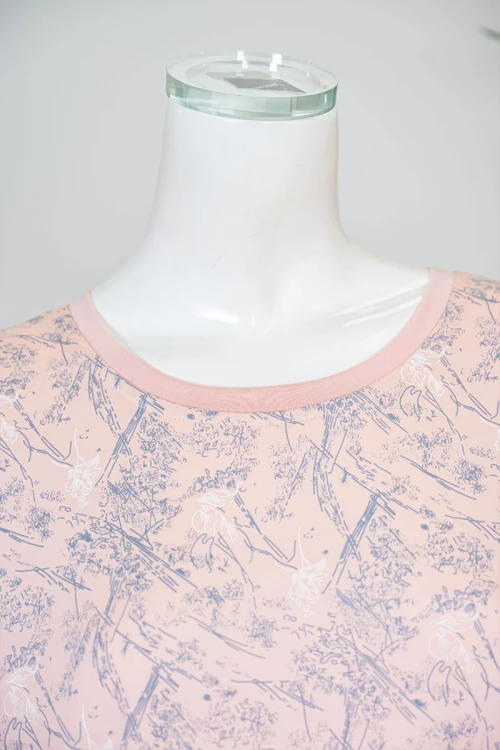 قميص نسائي طويل لون خربزي مزين برسومات ياقة دائرية و بأكمام قصيرة