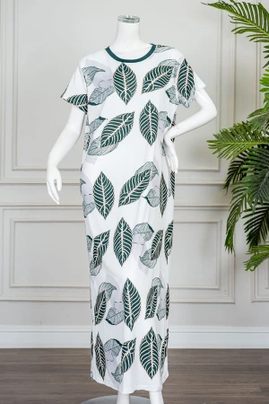 قميص نسائي طويل لون أبيض مشجر باللون الأخضر ياقة دائرية و بأكمام قصيرة