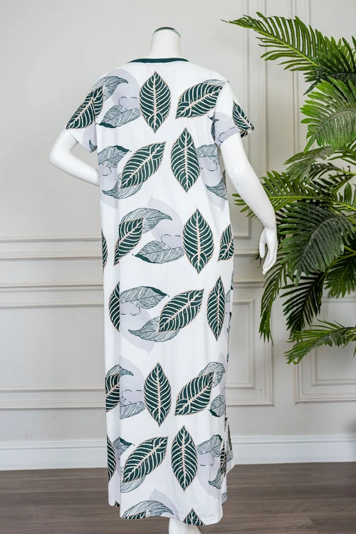 قميص نسائي طويل لون أبيض مشجر باللون الأخضر ياقة دائرية و بأكمام قصيرة