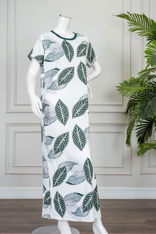 قميص نسائي طويل لون أبيض مشجر باللون الأخضر ياقة دائرية و بأكمام قصيرة