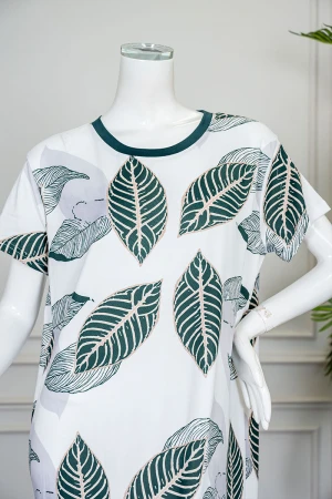 قميص نسائي طويل لون أبيض مشجر باللون الأخضر ياقة دائرية و بأكمام قصيرة