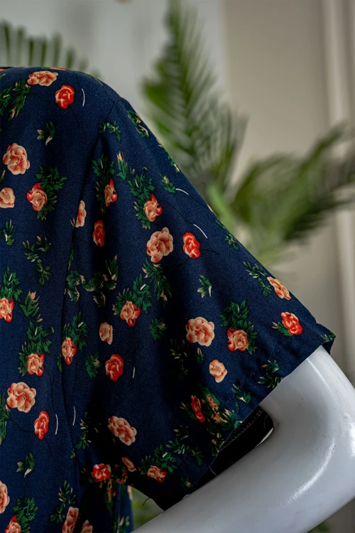 قميص نسائي طويل لون كحلي مشجر ياقة بقصة سبعة مزينة بكلفة ذهبية و بأكمام قصيرة