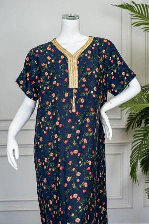 قميص نسائي طويل لون كحلي مشجر ياقة بقصة سبعة مزينة بكلفة ذهبية و بأكمام قصيرة