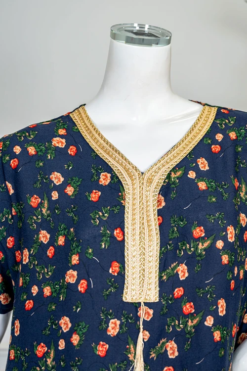 قميص نسائي طويل لون كحلي مشجر ياقة بقصة سبعة مزينة بكلفة ذهبية و بأكمام قصيرة