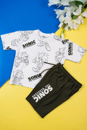 طقم ولادي قطعتين تيشيرت لون أبيض مزين بكتابات و رسومات مع شورت لون أسود برباط في الوسط و جيوب من الجانبين