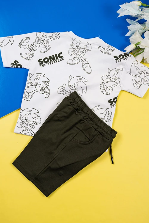 طقم ولادي قطعتين تيشيرت لون أبيض مزين بكتابات و رسومات مع شورت لون أسود برباط في الوسط و جيوب من الجانبين