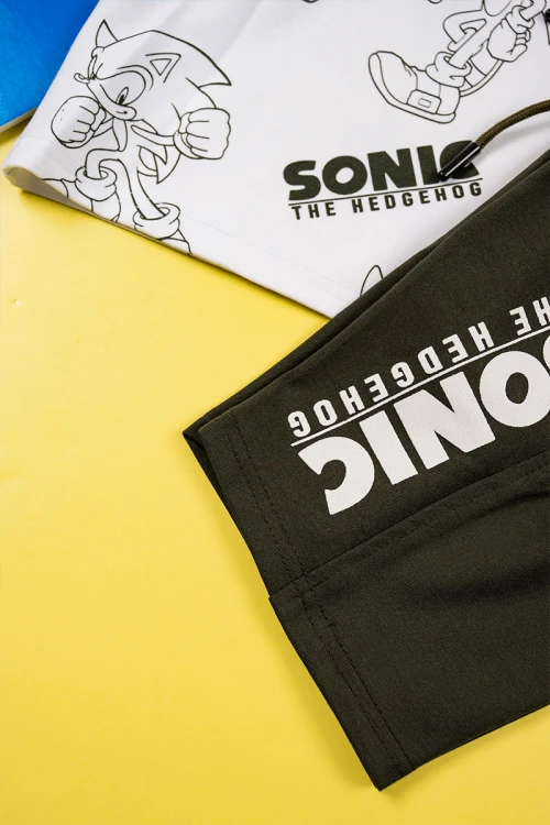 طقم ولادي قطعتين تيشيرت لون أبيض مزين بكتابات و رسومات مع شورت لون أسود برباط في الوسط و جيوب من الجانبين