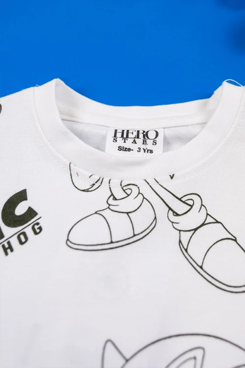 طقم ولادي قطعتين تيشيرت لون أبيض مزين بكتابات و رسومات مع شورت لون أسود برباط في الوسط و جيوب من الجانبين