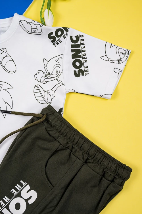 طقم ولادي قطعتين تيشيرت لون أبيض مزين بكتابات و رسومات مع شورت لون أسود برباط في الوسط و جيوب من الجانبين