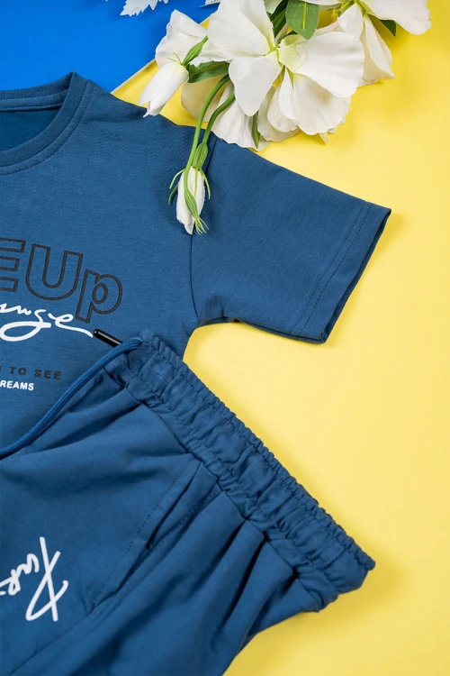 طقم ولادي قطعتين لون كحلي تيشيرت بكتابات من الأمام مع بنطلون طويل برباط في الوسط و زم في الأسفل و جيوب من الجانبين