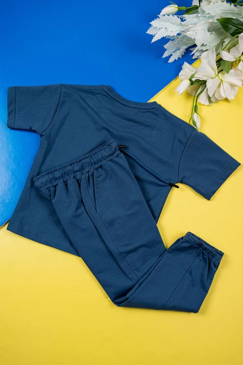 طقم ولادي قطعتين لون كحلي تيشيرت بكتابات من الأمام مع بنطلون طويل برباط في الوسط و زم في الأسفل و جيوب من الجانبين