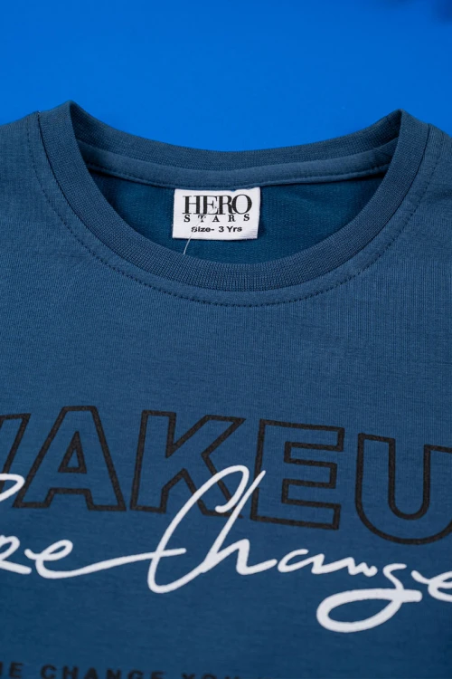 طقم ولادي قطعتين لون كحلي تيشيرت بكتابات من الأمام مع بنطلون طويل برباط في الوسط و زم في الأسفل و جيوب من الجانبين