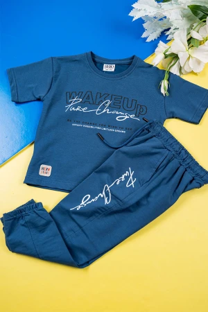 طقم ولادي قطعتين لون كحلي تيشيرت بكتابات من الأمام مع بنطلون طويل برباط في الوسط و زم في الأسفل و جيوب من الجانبين