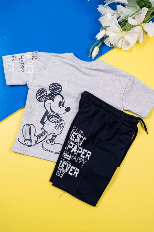 طقم ولادي قطعتين تيشيرت لون رمادي مزين بكتابات و رسومات مع شورت لون كحلي برباط في الوسط و جيوب من الجانبين