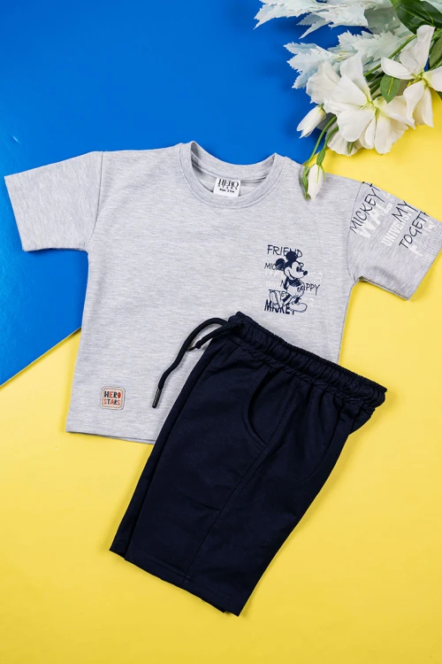 طقم ولادي قطعتين تيشيرت لون رمادي مزين بكتابات و رسومات مع شورت لون كحلي برباط في الوسط و جيوب من الجانبين