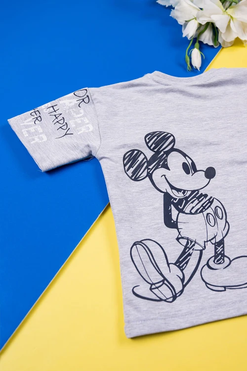 طقم ولادي قطعتين تيشيرت لون رمادي مزين بكتابات و رسومات مع شورت لون كحلي برباط في الوسط و جيوب من الجانبين