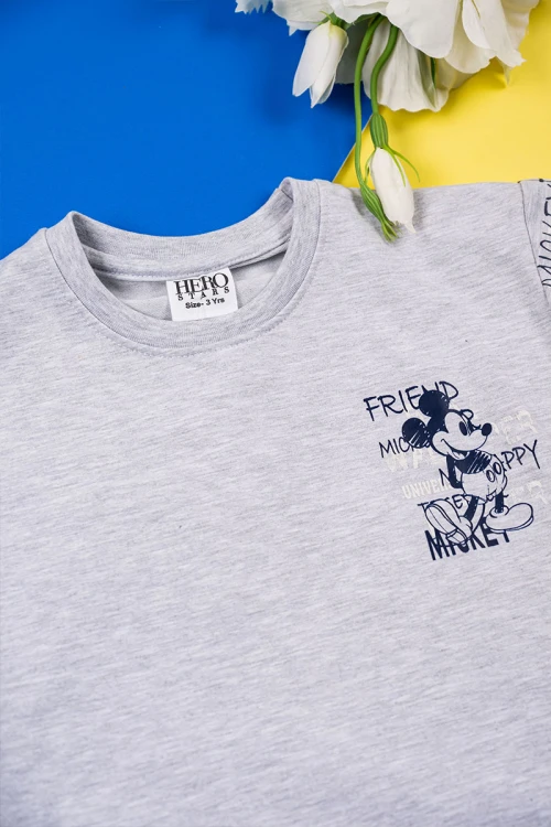 طقم ولادي قطعتين تيشيرت لون رمادي مزين بكتابات و رسومات مع شورت لون كحلي برباط في الوسط و جيوب من الجانبين